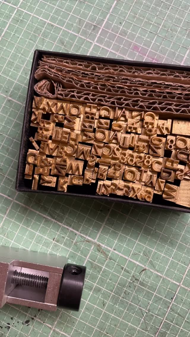 Schlüsselanhänger…
#handwerk #individuell #geschenkideen #shopsmall #smallbusiness #handcrafted #kundenwunsch #lederhandwerk #schlüsselanhänger #keyholder