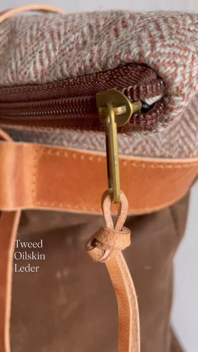 Nun sind auch die Rucksäcke aus der kleinen 
Oilskin-Tweed-Serie fertig!!!  #handwerk #individuell #geschenkideen #shopsmall #smallbusiness #smallbusinessowner #handcrafted #rucksack #bagpack #tweed #tweedlove