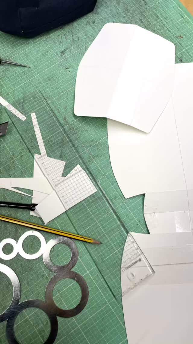 Es fängt mit einer Idee an… 
und dann kommen unendlich viele Arbeitsschritte!  #handwerk #individuell #handcrafted #ledertasche #geschenkideen #smallbusiness #smallbusinessowner