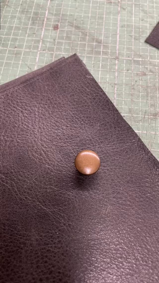 Wenn der Druckknopf so nicht gefällt…  #handwerk #individuell #geschenkideen #smallbusiness #shopsmall #handcrafted #lederhandwerk