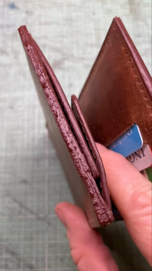 Die letzen Schritte an der Geldbörse…  #handwerk #ledergeldbörse #wallet#handcrafted #smallbusiness