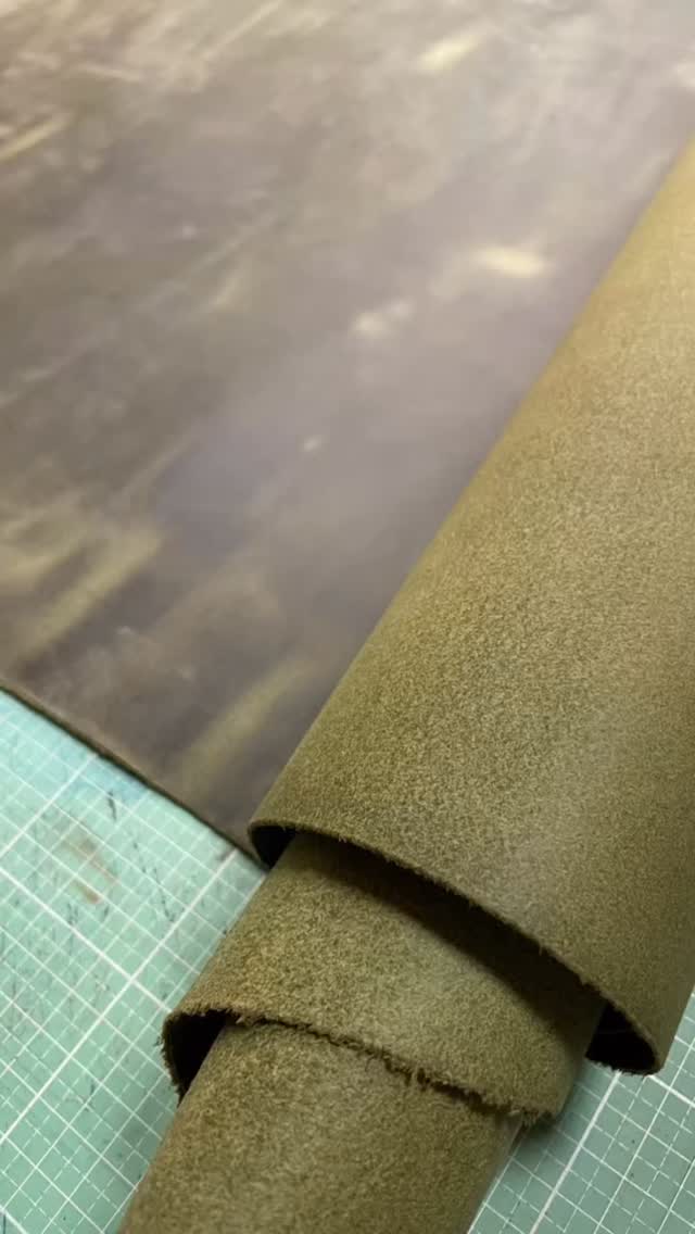 Neues Leder… neuer Auftrag… 
„Bag Charm“  Hundepfote!  #handwerk #individuell #kundenwunsch #hundepfote #lederhandwerk