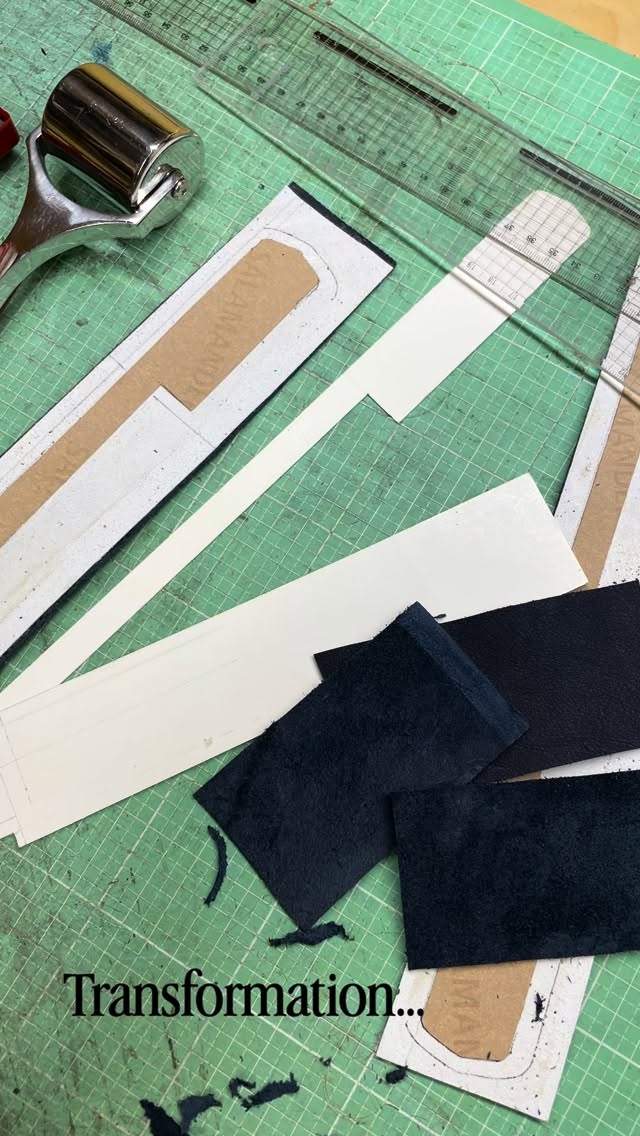 Arbeitsprozess…
Tragegriffe für eine Handtasche entstehen in 100% Handarbeit!!!
#handwerk #individuell #kundenwunsch #ledertasche #smallbusiness