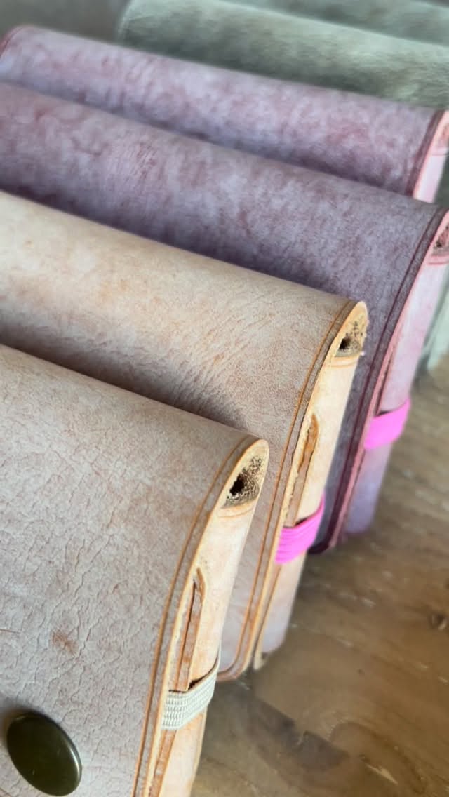 Es gibt noch mal wieder ein paar kleine Kartenmäppchen…
in „Mädchenfarben“ oder ganz dezent! 
Ideal auf Reisen oder aber als ständiger Begleiter. Da alles passt, was mit muss!
#handwerk #geschenkideen #ledertasche #smallbusiness #individuell