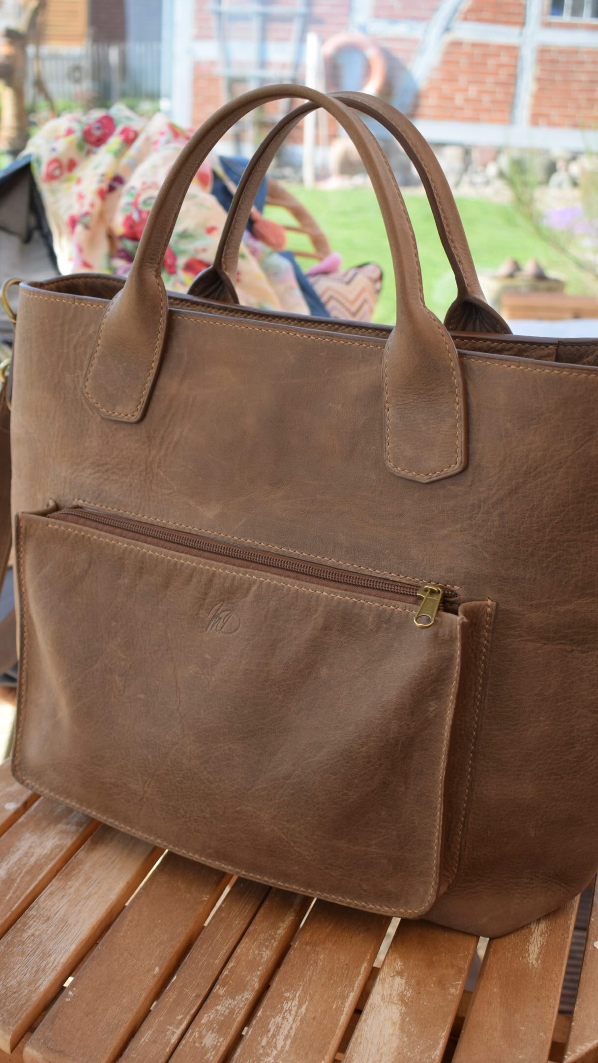 Viele Stunden Arbeit… aber es hat sich gelohnt!  #handwerk #smallbusiness #handcrafted #ledertasche